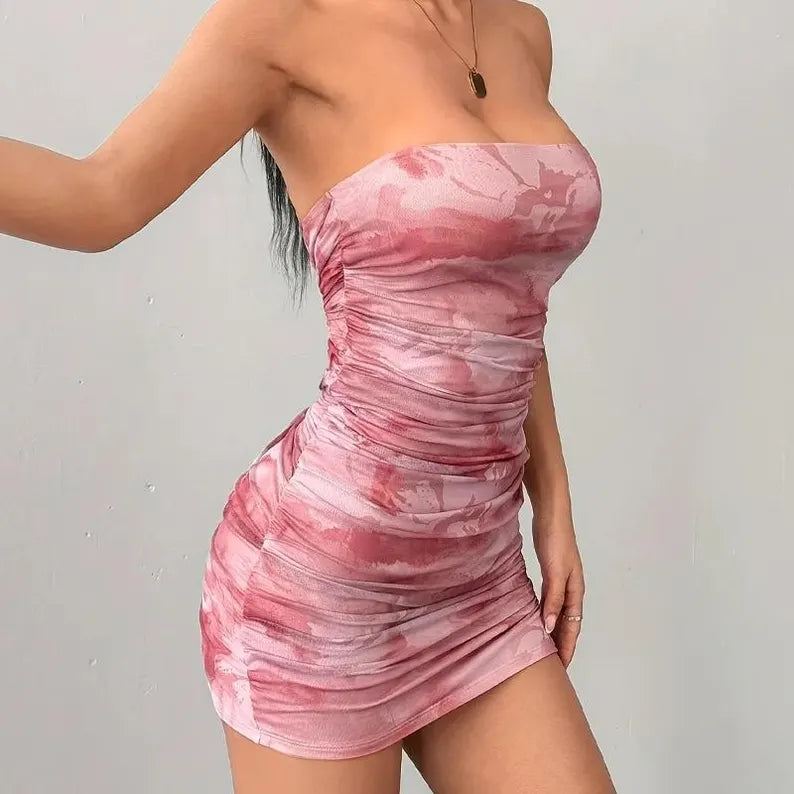 Vestido corto ajustado sin tirantes con estampado floral rosa y pliegues