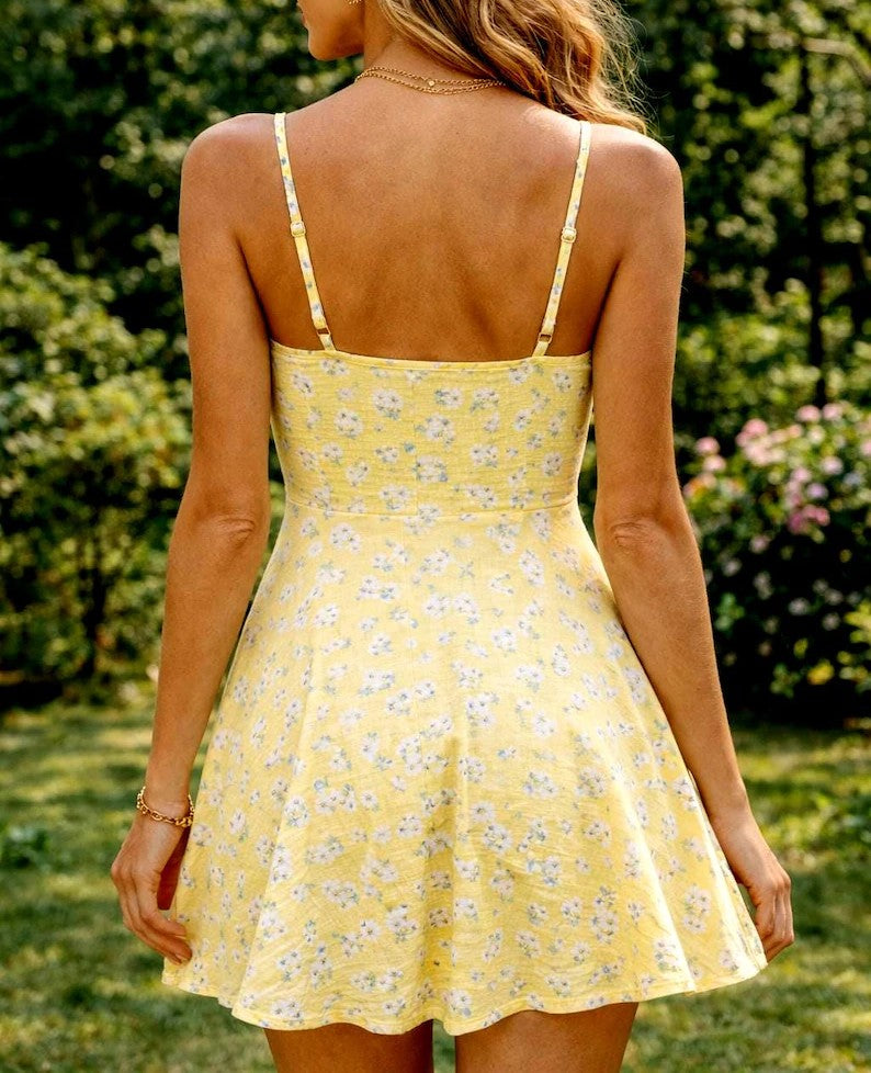 Vestido corto estampado floral amarillo tirantes finos silueta A‑line