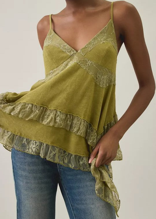 Top camisola babydoll verde oliva con encaje y dobladillo asimétrico