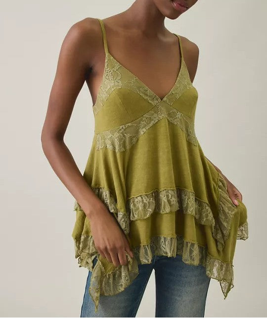 Top camisola babydoll verde oliva con encaje y dobladillo asimétrico