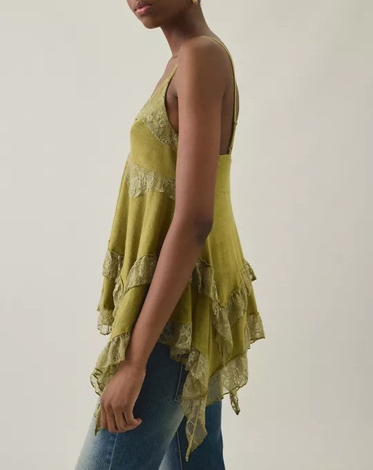 Top camisola babydoll verde oliva con encaje y dobladillo asimétrico